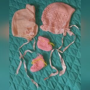 VINTAGE pink crochet baby ruffled bonnet hat and booties